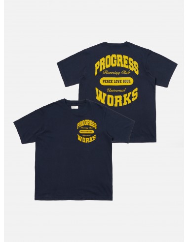 Universal Works x Progress Running Club Print Tee in Navy Single Jersey votre restaurant rapide dans 