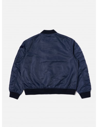 Universal Works Badge Bomber in Navy Flight Nylon Comment ça marche