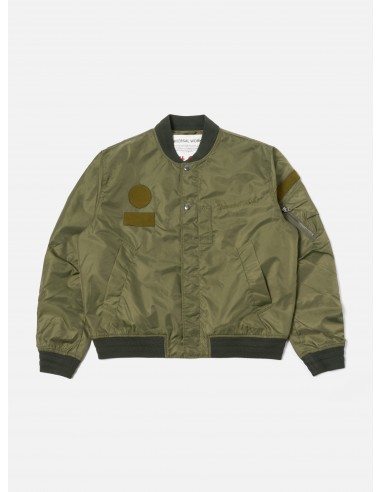 Universal Works Badge Bomber in Olive Flight Nylon Vous souhaitez 