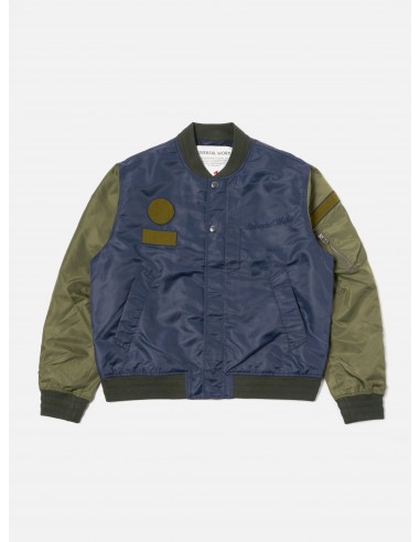 Universal Works Badge Bomber in Olive/Navy Flight Nylon 50% de réduction en Octobre 2024