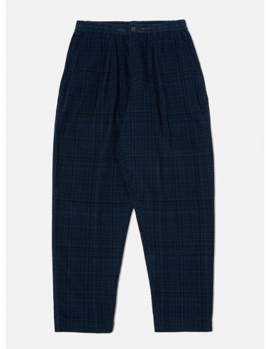 Universal Works Pleated Track Pant in Navy Check Cord Seersucker de l' environnement