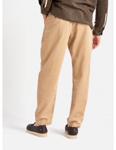 Universal Works Military Chino in Fawn Cord À commander