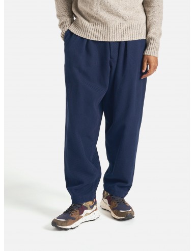 Universal Works Pleated Track Pant in Navy Super Twill en ligne des produits 