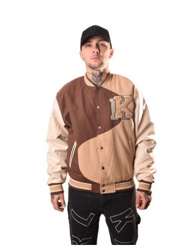 VESTE TEDDY  KARL KANI RETRO PATCH WAVY MARRON brillant des détails fins