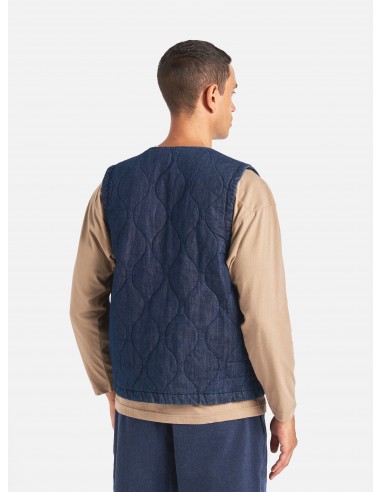 Universal Works Weekend Gilet in Indigo Quilt Denim chez Cornerstreet bien 